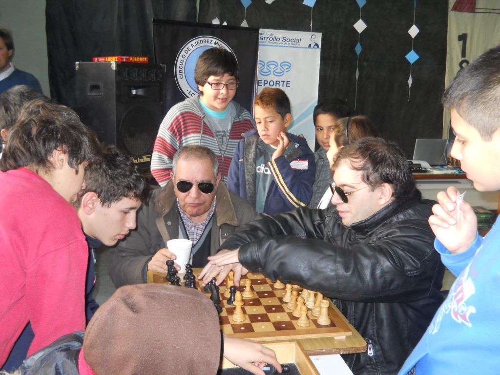 José Luis López y Alfredo Valles jugando con los chicos